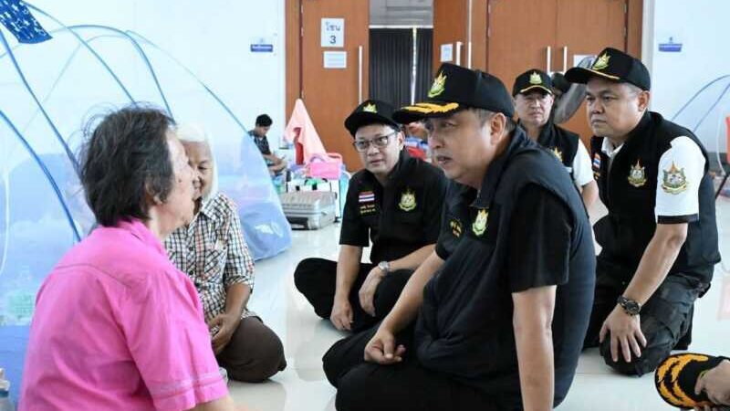“ไม่ทิ้งกัน รมว.สุชาติ” ลุยลาดกระบังอีกรอบ เติมขวัญกำลังใจพี่น้องผู้ประสบภัย ส่งต่อความสุขยามวิกฤต