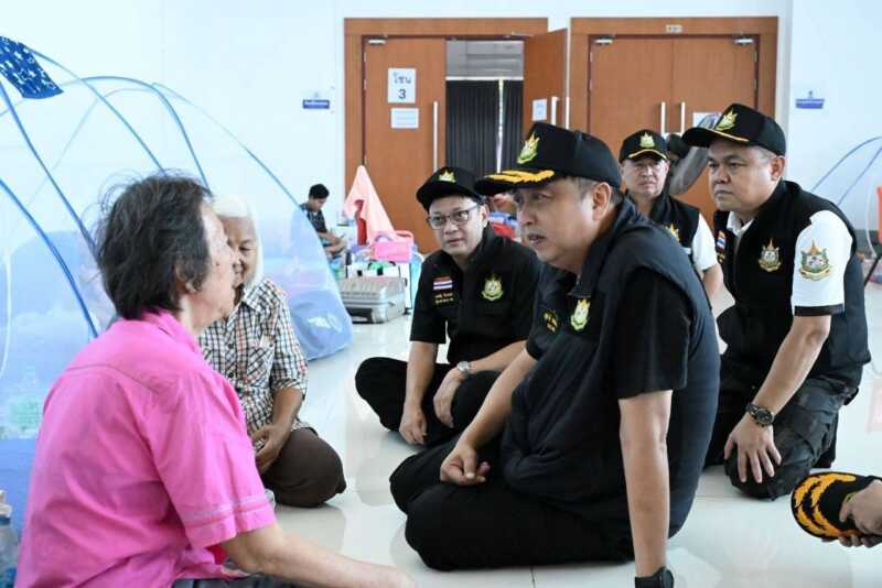 “ไม่ทิ้งกัน รมว.สุชาติ” ลุยลาดกระบังอีกรอบ เติมขวัญกำลังใจพี่น้องผู้ประสบภัย ส่งต่อความสุขยามวิกฤต