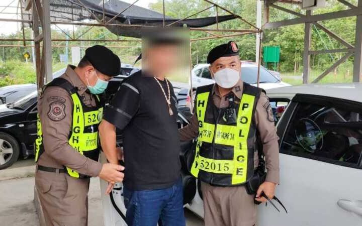 ตำรวจทางหลวงลำปาง จับกุมผู้ต้องหายาเสพติดรายสำคัญ อยู่ระหว่างหลบหนีหมายจับจากภาคใต้ไปประเทศเพื่อนบ้าน