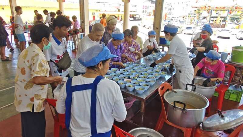 ศรีราชาคึกคัก! ประชาชนแห่ร่วมถือศีลกินเจ สว่างประทีปฯ จัดอาหาร 3 มื้อฟรี ตลอดเทศกาล 9 วัน หลังราคาผักทุกปรับตัวสูงขึ้นพิษน้ำท่วม