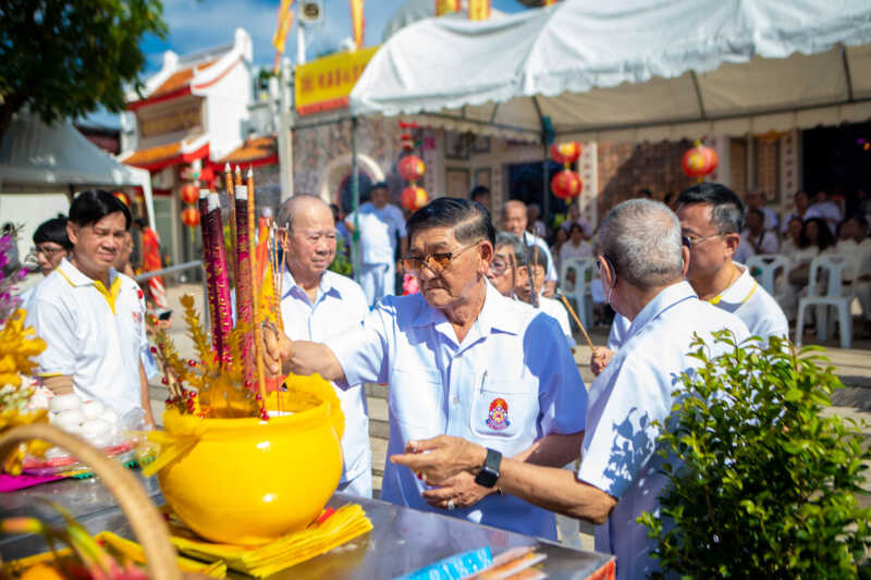 พัทยา – เปิดเทศกาลกินเจ 2569 สุดคึกคัก สาธุชนชุดขาวร่วมพิธีอัญเชิญเทพยดาฟ้าดิน แห่องค์กิ้วอ้วงฮุกโจ้ว ประดิษฐานโรงเจนาเกลือ