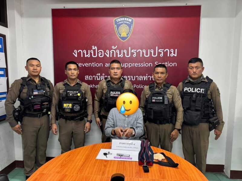 สน.ท่าข้าม ตั้งจุดตรวจรวบชายวัย 26 ปี พบปืนปากกา 9 มม. ซุกกระเป๋าสะพาย ส่งดำเนินคดี
