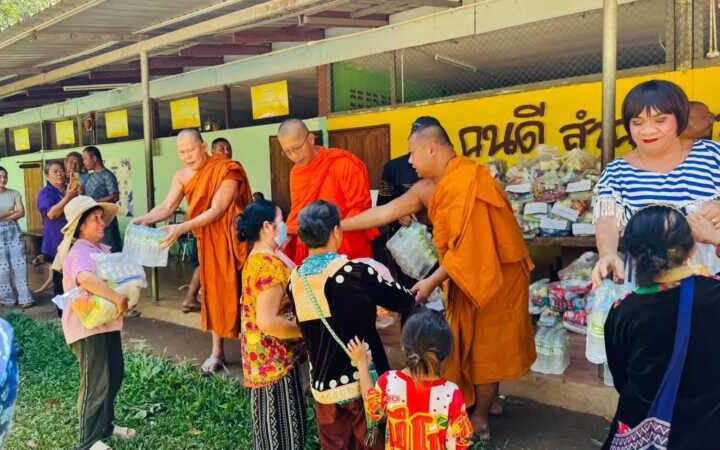 น้ำป่าทะลักกำแพงเพชร! ซัดสะพานขาด-ดินสไลด์ปิดทาง ชาวบ้านโละโคะถูกตัดขาด 148 ครัวเรือน “พระอาจารย์หมู” เร่งลุยพื้นที่มอบถุงยังชีพช่วยเหลือ