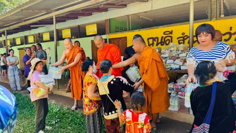 น้ำป่าทะลักกำแพงเพชร! ซัดสะพานขาด-ดินสไลด์ปิดทาง ชาวบ้านโละโคะถูกตัดขาด 148 ครัวเรือน “พระอาจารย์หมู” เร่งลุยพื้นที่มอบถุงยังชีพช่วยเหลือ