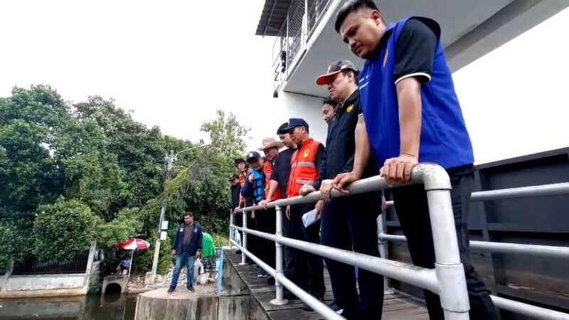 ผู้ว่าฯสมุทรปราการ ลงเรือสำรวจคลองลาดกระบัง-คลองสำโรง ติดตามการระบายน้ำ