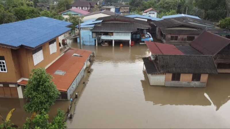 เจ้าพระยาน้ำขึ้นอย่างต่อเนื่อง น้ำท่วมยังกระทบความเป็นอยู่ชาวบ้านต้องมานั่งศาลาริมถนนคุยกันคล้ายเหงา
