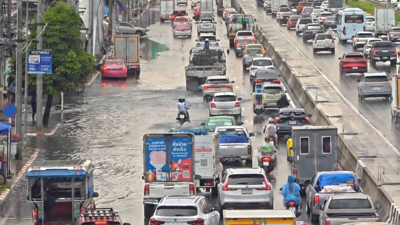 ปทุมธานี – ฝนถล่มครึ่งชั่วโมงหน้าม.กรุงเทพจม 30 ซม.วินจยย.ผงะน้ำดำคล้ำหวั่นเชื้อโรคปะปน