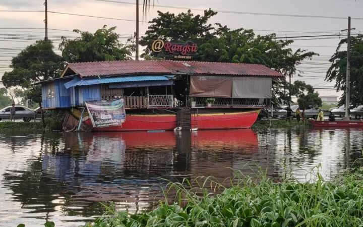 ปทุมธานี – ลมซัดเรือก๋วยเตี๋ยวรังสิตเชือกหลุดลอยคว้างกลางคลองหวิดกระแทกสะพานแดง