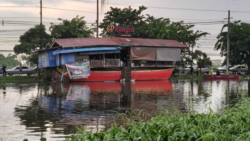 ปทุมธานี – ลมซัดเรือก๋วยเตี๋ยวรังสิตเชือกหลุดลอยคว้างกลางคลองหวิดกระแทกสะพานแดง