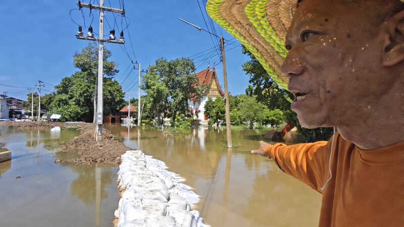 ปทุมธานี – ต้านไม่ไหวคันดินอุ้มน้ำพังทลายเจ้าพระยาทะลักท่วมวัดเมตารางค์50 ซม.ประกาศปิดชั่วคราว