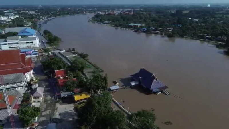 อ่างทอง – ระดับน้ำในแม่น้ำเจ้าพระยาเริ่มทรงตัวแต่ไม่ประมาทเพราะยังสูงกว่าคันป้องกันน้ำท่วม รัฐมนตรีกำชับสั่งเฝ้าระหว่างทุกจุด ล่าสุดชาวบ้านได้รับผลกระทบ 3,113 ครัวเรือน หมายเหตุภาพจาก ปชส.อ่างทอง