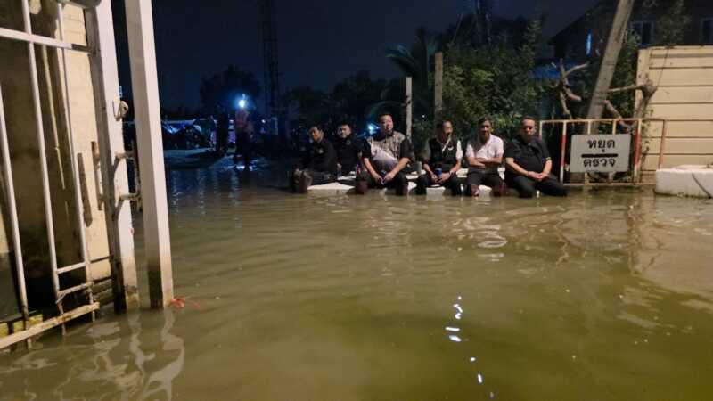 ปทุมธานี – บิ๊กแจ๊สจับมือนายกยุทธศักดิ์ ปั้นคันดิน 3 วัน 3 คืน นำร่องกู้4หมู่บ้าน เตือนคนปทุมอย่าประมาท ผู้ว่าเร่งติดตั้งเครื่องผลักดันน้ำลงเจ้าพระยา