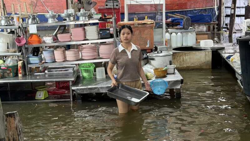 ปทุมธานี – ฝนถล่มหนักน้ำคลองรังสิตเพิ่มสูงร้านก๋วยเตี๋ยวเรือคลอง 12 น้ำ ท่วมกว่า 70 ซม.