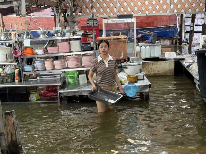 ปทุมธานี – ฝนถล่มหนักน้ำคลองรังสิตเพิ่มสูงร้านก๋วยเตี๋ยวเรือคลอง 12 น้ำ ท่วมกว่า 70 ซม.