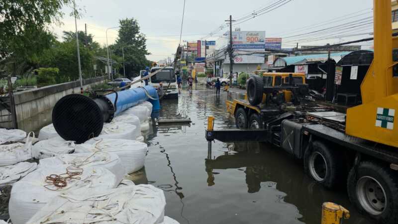 ปทุมธานี – คลองรังสิตน้ำพุ่งขยับแตะ 2.10 เมตร ยันไร้ดับไฟชุมชนสะพานแดง สับสวิตช์ชั่วคราวเฉพาะจุดสถานีสูบน้ำเพื่อติดปั๊มยักษ์ 40 นิ้ว