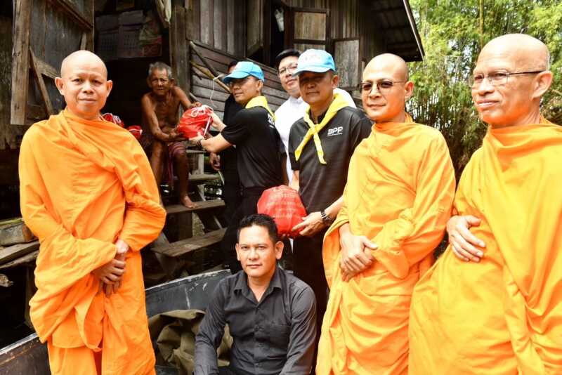 ปทุมธานี – วัดพระธรรมกายร่วมกับตชด.ภาค 1 มอบถุงยังชีพ 500 ชุด ช่วยผู้สูงอายุ ผู้ป่วย ผู้พิการที่ประสบภัยน้ำท่วมอำเภอหนองเสือ