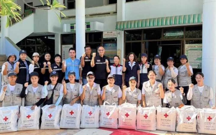 นครนายก – เหล่ากาชาดฯ ลงพื้นที่มอบถุงธารน้ำใจช่วยผู้ประสบอุทกภัยในพื้นที่อำเภอบ้านนา