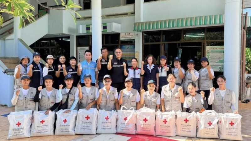นครนายก – เหล่ากาชาดฯ ลงพื้นที่มอบถุงธารน้ำใจช่วยผู้ประสบอุทกภัยในพื้นที่อำเภอบ้านนา