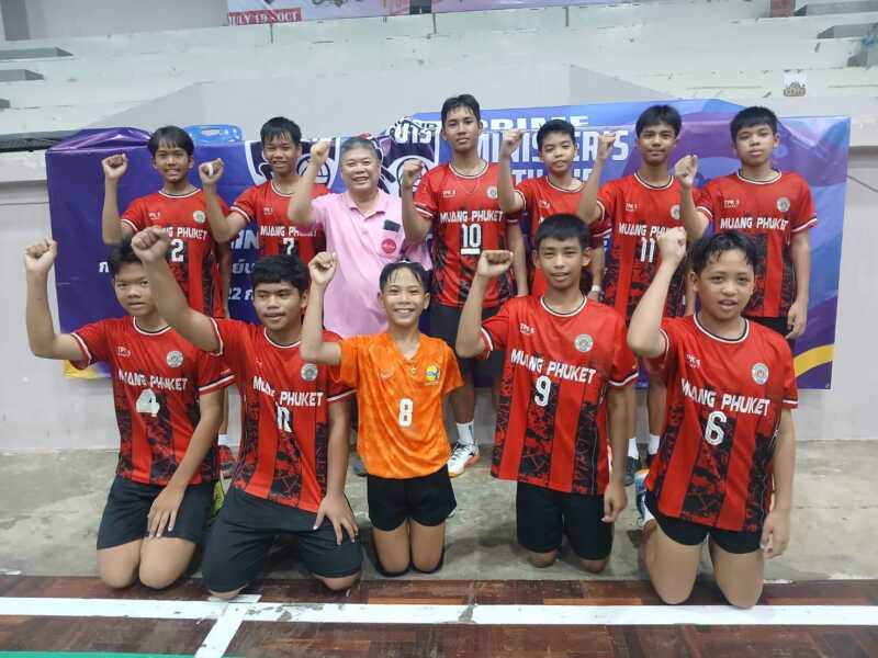 ตีตั๋วชิงภาคใต้! “รร.เทศบาลเมืองภูเก็ต” เหมาแชมป์จังหวัดศึกลูกยาง PMYC
