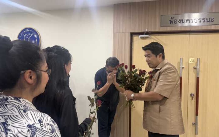 ปทุมธานี – ชาวบ้านแห่ให้กำลังใจนายกบางคูวัดตร.รู้ตัวมือปืนจ่อออกหมายจับ