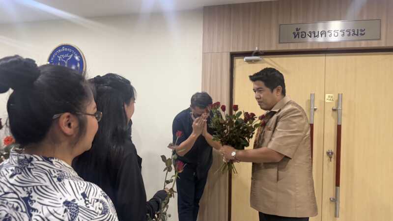 ปทุมธานี – ชาวบ้านแห่ให้กำลังใจนายกบางคูวัดตร.รู้ตัวมือปืนจ่อออกหมายจับ