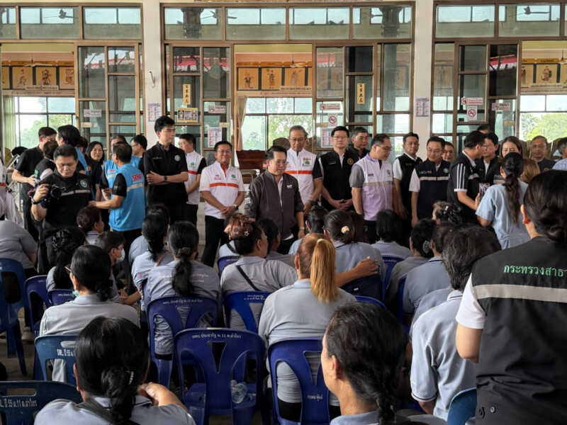 ปทุมธานี – รมว.สธ.ลุยน้ำท่วมตระเวน 4จุดซับน้ำตาผู้ประสบภัยกำชับดูแลกลุ่มเปราะบาง-เตือนระวังโรคฉี่หนู
