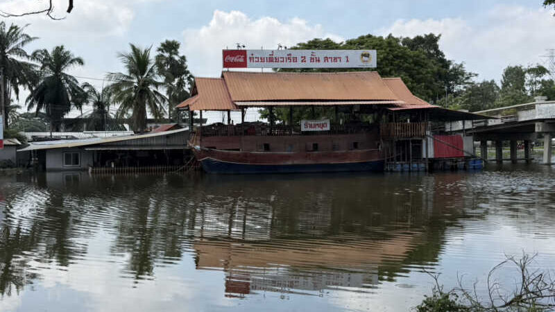ปทุมธานี- น้ำท่วมร้านจนไปต่อไม่ไหวเจ้าของก๋วยเตี๋ยวยื่นหนังสือถึงกมธ.วอนช่วยเจรจาแบงก์พักหนี้ 3 เดือน