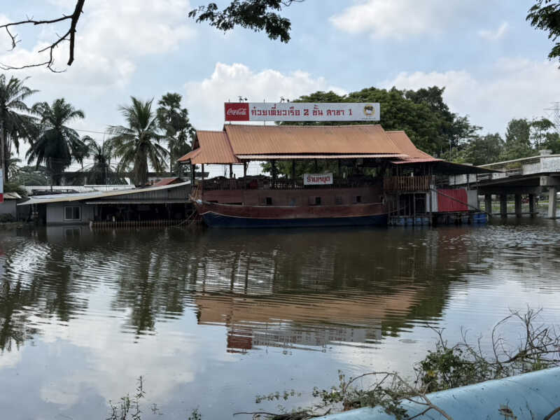 ปทุมธานี – ร้านก๋วยเตี๋ยวเรือคลอง 12 จมบาดาลเจ้าของโอดวอนรัฐเร่งระบายน้ำ-จี้พักหนี้ 3 เดือนต่อลมหายใจ