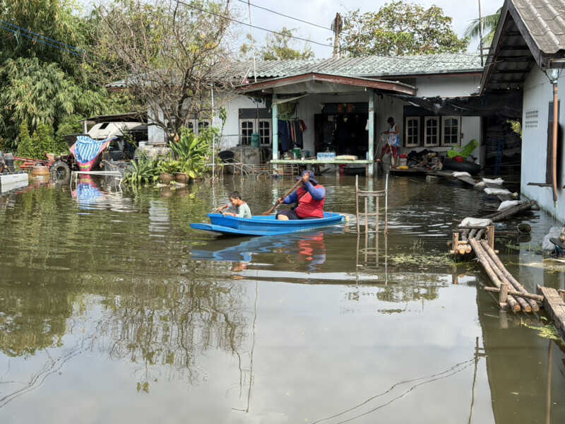 ปทุมธานี – ชาวบ้านสุดทนน้ำท่วม 15 วันจนเน่าเหม็นนาข้าว 40 ไร่จมมิดโอดรัฐเมินแก้ปัญหา