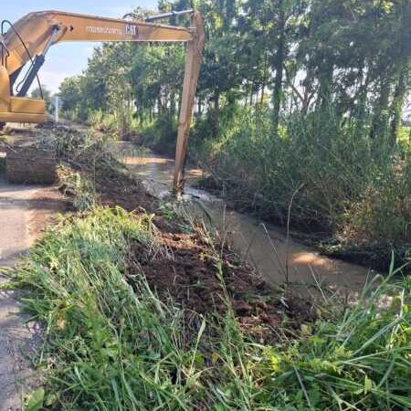 กำแพงเพชร – ส.ส.นพพล ผนึกกำลังชลประทานและผู้นำท้องถิ่นกำแพงเพชร ถกแผนแก้ไขปัญหาน้ำท่วม พร้อมส่งรถแบ็คโฮลอกคลองสายปากดง-ท่าขึ้น เร่งเปิดทางระบายน้ำ