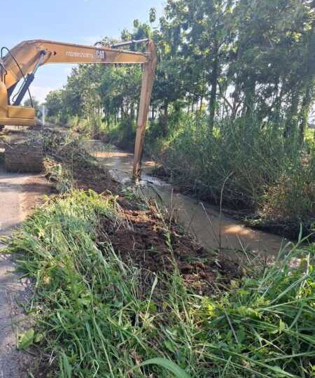 กำแพงเพชร – ส.ส.นพพล ผนึกกำลังชลประทานและผู้นำท้องถิ่นกำแพงเพชร ถกแผนแก้ไขปัญหาน้ำท่วม พร้อมส่งรถแบ็คโฮลอกคลองสายปากดง-ท่าขึ้น เร่งเปิดทางระบายน้ำ
