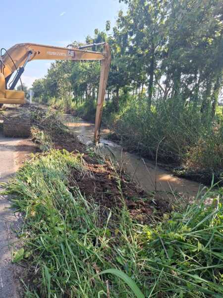 กำแพงเพชร – ส.ส.นพพล ผนึกกำลังชลประทานและผู้นำท้องถิ่นกำแพงเพชร ถกแผนแก้ไขปัญหาน้ำท่วม พร้อมส่งรถแบ็คโฮลอกคลองสายปากดง-ท่าขึ้น เร่งเปิดทางระบายน้ำ