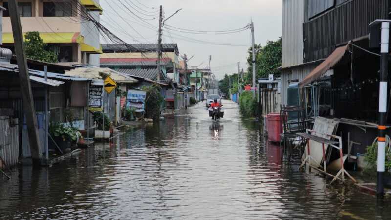 ปทุมธานี – น้ำคลองรังสิตลดช้า นายกโบว์ลิ่ง แจงรับน้ำหลายชุมชนเตือนชาวบ้านอย่าประมาท