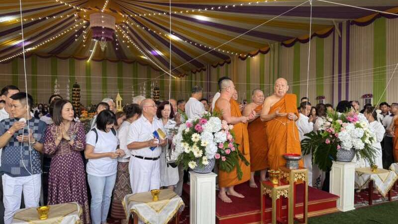 ปทุมธานี – พลังศรัทธาล้นหลามพุทธศาสนิกชนนับพันร่วมพิธีเททองหล่อพระประธานวัดโบสถ์มงคลอายุเจ้าคณะจังหวัด