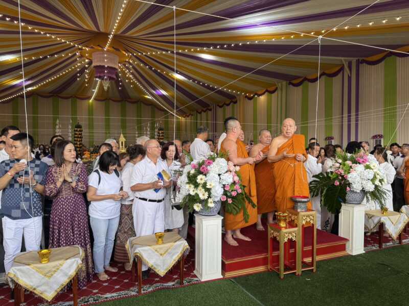 ปทุมธานี – พลังศรัทธาล้นหลามพุทธศาสนิกชนนับพันร่วมพิธีเททองหล่อพระประธานวัดโบสถ์มงคลอายุเจ้าคณะจังหวัด