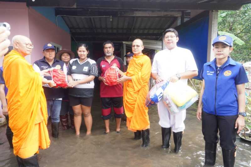 ปทุมธานีพระสงฆ์ลุยน้ำถึงบ้านมอบถุงยังชีพให้กำลังใจผู้สูงอายุผู้ป่วยติดเตียงและผู้พิการในพื้นที่7ตำบล