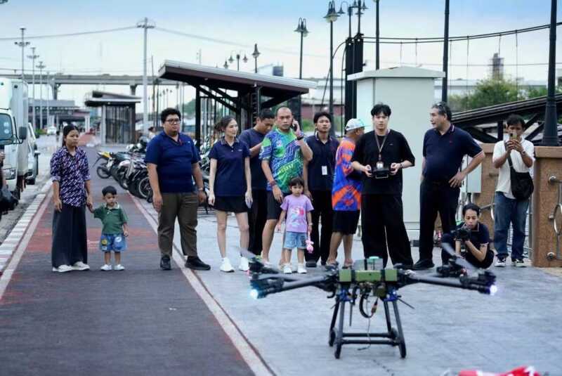 ปทุมธานี – ทน.รังสิต ทดลอง ใช้โดรน ยักษ์ลำเลียงถุงยังชีพส่งตรงพื้นที่บ้านน้ำท่วมเข้าถึงยาก