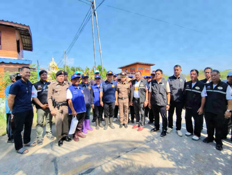 ปทุมธานี – นอภ.ลาดหลุมแก้วผนึกอบจ.-ตร.ลุยน้ำท่วมแจกถุงยังชีพเยี่ยมกลุ่มเปราะบางถึงบ้าน