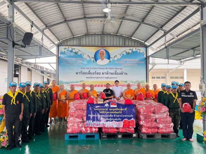 ปทุมธานี – วัดพระธรรมกายร่วมกับ กอ.รมน.ปทุมธานี ลงพื้นที่แจกถุงยังชีพ 300 ชุด ช่วยชาวชุมชนจามร ลำลูกกา