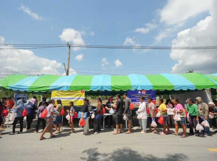 ปทุมธานี – รวมพลังแบ่งปัน วัดพระธรรมกายส่งถุงยังชีพถึงมือผู้ประสบภัยอุทัยธานี