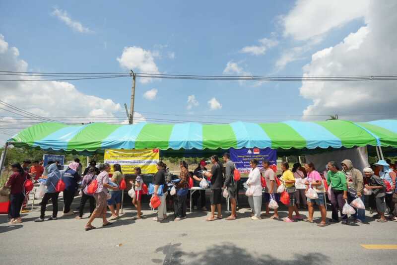 ปทุมธานี – รวมพลังแบ่งปัน วัดพระธรรมกายส่งถุงยังชีพถึงมือผู้ประสบภัยอุทัยธานี