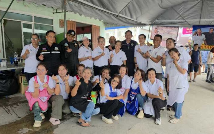 ปทุมธานี – สจ.ต้อย จับมือ นายกแจ๊ส เปิดโรงทานถวายเป็นพระราชกุศล 13 ตุลาน้อมรำลึกในหลวงรัชกาลที่ 9 ช่วยผู้ประสบภัยน้ำท่วมลำลูกกา
