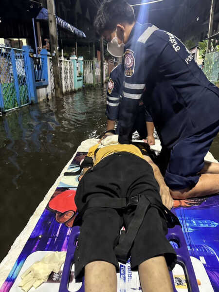 ปทุมธานี – สลดกู้ภัยปั๊มหัวใจบนโฟมลุยน้ำท่วมกว่า 1 กม.ยื้อชีวิตสาวแต่ไม่รอด